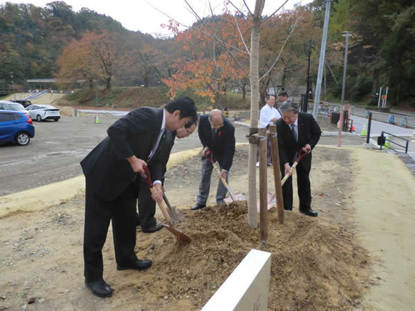 東日本大震災復興祈念　桜の植樹